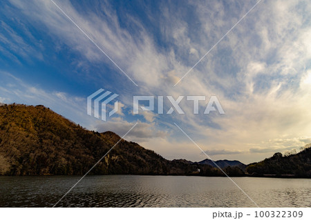 波豆八幡神社から見る千苅貯水池の夕空 100322309