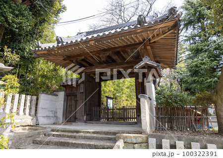 大阪吹田市、松泉寺の門（2023年3月5日撮影） 100322391