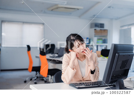 朝まで残業をして疲れたビジネスウーマン 100322587
