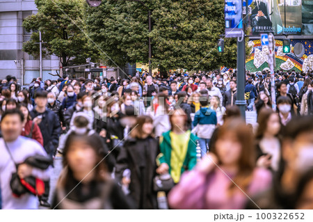 日本の東京都市景観 3月13日。渋谷は脅威の人流。マスク着用はきょうから個人の判断＝13日 100322652