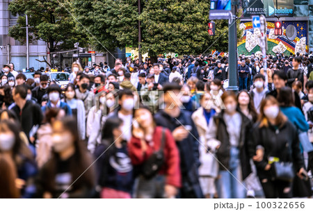 日本の東京都市景観 3月13日。渋谷は脅威の人流。マスク着用はきょうから個人の判断＝13日 100322656