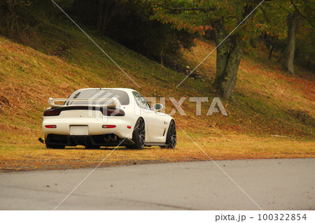 駐車するスポーツカー 駐車するスポーツカー 100322854