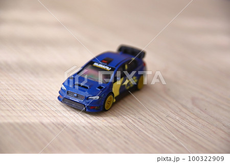 1台の青いミニカー 100322909