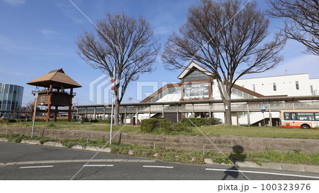JR山陽線(神戸線)の土山駅の駅舎、南口の駅前ロータリー JR山陽線(神戸線)の土山駅の駅舎、南口の駅前ロータリー 100323976