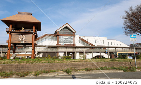 JR山陽線（神戸線）の土山駅の駅舎、南口の駅前ロータリー 100324075