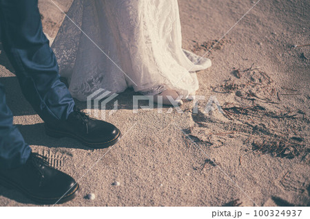 新郎新婦の足元 100324937