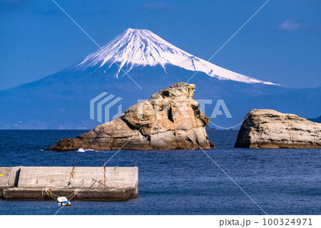《静岡県》富士山と牛着岩・雲見海岸のながめ 《静岡県》富士山と牛着岩・雲見海岸のながめ 100324971