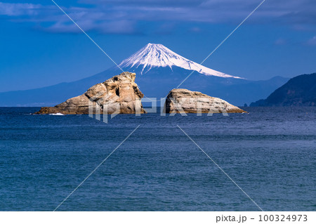 《静岡県》富士山と牛着岩・雲見海岸のながめ 100324973