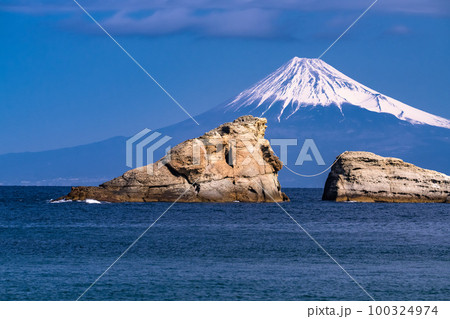 《静岡県》富士山と牛着岩・雲見海岸のながめ 100324974