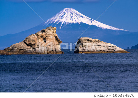 《静岡県》富士山と牛着岩・雲見海岸のながめ 100324976