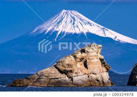 《静岡県》富士山と牛着岩・雲見海岸のながめ 100324978