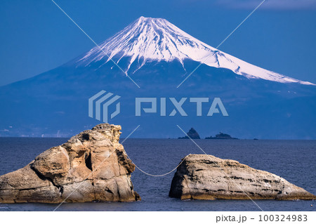 《静岡県》富士山と牛着岩・雲見海岸のながめ 100324983