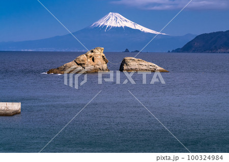 《静岡県》富士山と牛着岩・雲見海岸のながめ 《静岡県》富士山と牛着岩・雲見海岸のながめ 100324984
