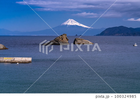 《静岡県》富士山と牛着岩・雲見海岸のながめ 100324985