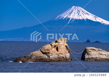 《静岡県》富士山と牛着岩・雲見海岸のながめ 《静岡県》富士山と牛着岩・雲見海岸のながめ 100324989