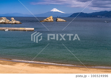 《静岡県》富士山と牛着岩・雲見海岸のながめ 《静岡県》富士山と牛着岩・雲見海岸のながめ 100324996