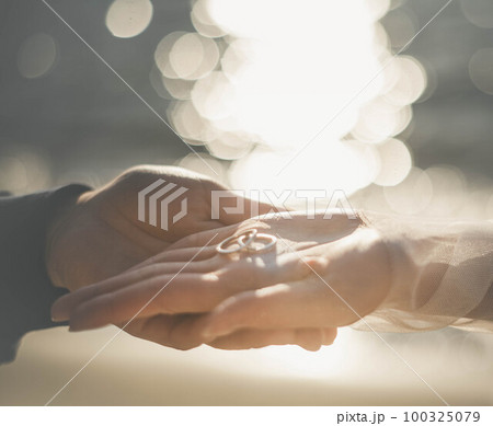 新郎新婦の手と指輪 100325079