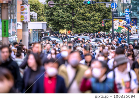 日本の東京都市景観 3月13日。渋谷は脅威の人流。マスク着用はきょうから個人の判断＝13日 100325094