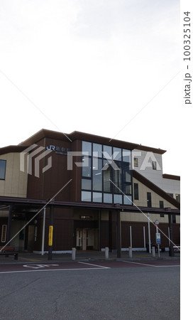 JR山陽線(神戸線)の魚住駅の駅舎、北口の駅前ロータリー JR山陽線(神戸線)の魚住駅の駅舎、北口の駅前ロータリー 100325104