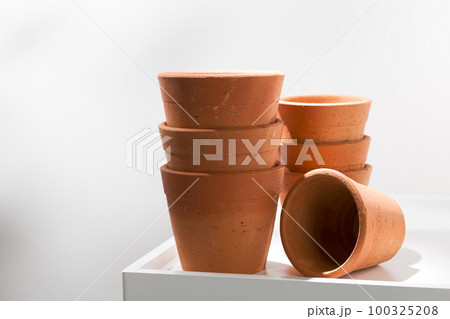 Clay pots 100325208