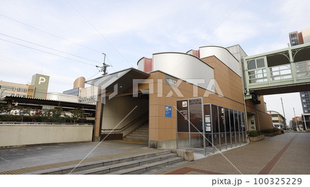 JR山陽線（神戸線）の大久保駅の駅舎、南口の「ビエラ大久保」側の出入口で喫煙所が設置 100325229