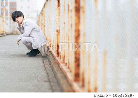 男性のポートレート 100325897