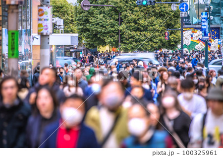 日本の東京都市景観 3月13日。渋谷は脅威の人流。マスク着用はきょうから個人の判断＝13日 100325961