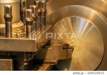 Closeup scene the lathe machine finish cut the brass parts by lathe tools. 100326015
