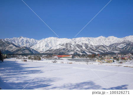北アルプス後立山連峰と白銀の世界【北安曇郡白馬村】 100326271