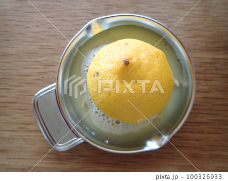 レモン絞り器でレモンを絞る レモン絞り器でレモンを絞る 100326933