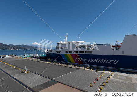 冬の富士山と清水港から出港する駿河湾フェリー 冬の富士山と清水港から出港する駿河湾フェリー 100327014