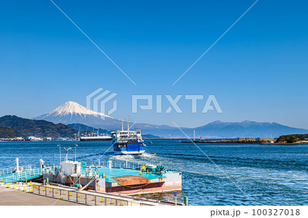 冬の富士山と清水港から出港する駿河湾フェリー 100327018