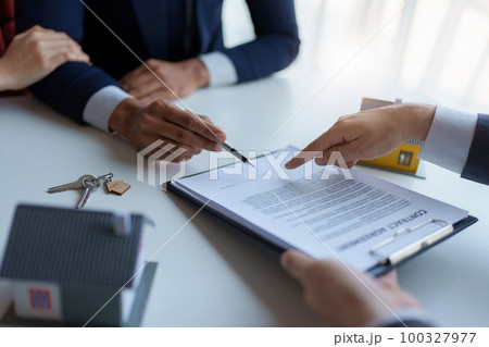 Real estate firms to buy homes and land are handing over keys and homes to couples after agreeing to sell the house and enter into a loan agreement 100327977