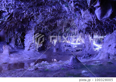 光でライトアップされた飛騨大鍾乳洞 100328005