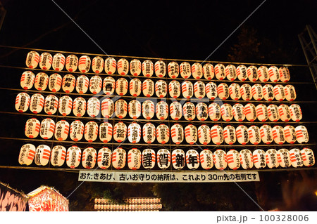 お祭りで飾られている提灯 お祭りで飾られている提灯 100328006