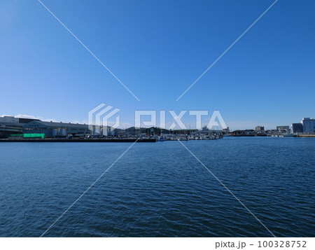 船橋親水公園。青い空と青い海（2023/02/02） 100328752