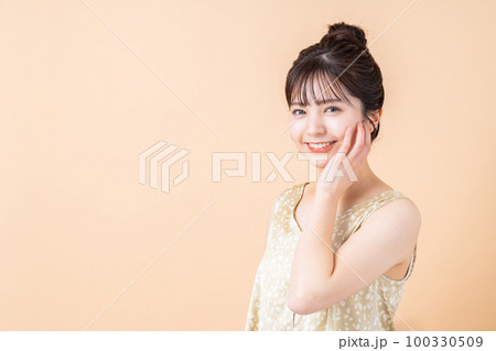 保湿を実感する若い女性 保湿を実感する若い女性 100330509