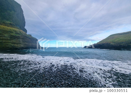The rocky coast of the island in the ocean. Rest on the islands. 100330551