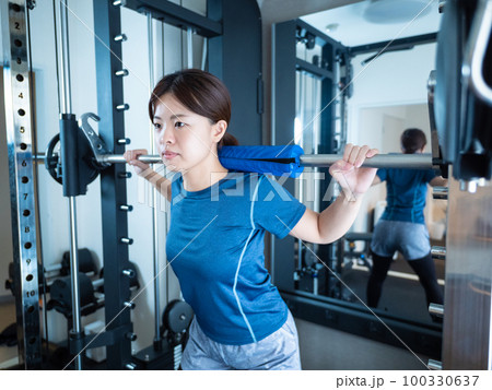 パワーラックでスクワットする女性 100330637
