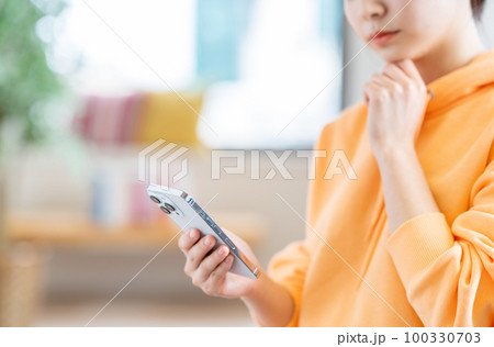 スマートフォンを操作する若い女性（パーツ） 100330703
