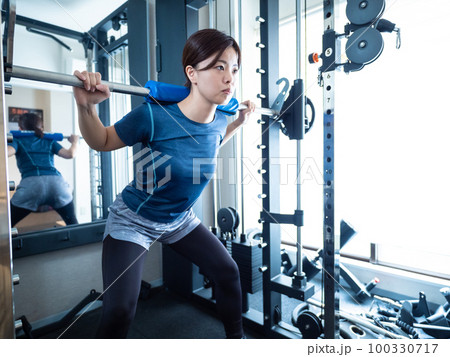 パワーラックでスクワットする女性 100330717