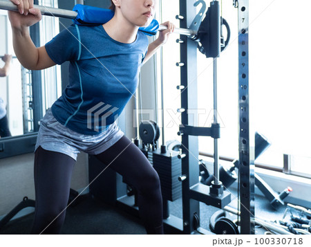 パワーラックでスクワットする女性 100330718