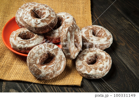 Homemade round gingerbread cookies with icing in a plate. Idea for a delicious breakfast or dinner. Top view Homemade round gingerbread cookies with icing in a plate. Idea for a delicious breakfast or dinner. Top view 100331149