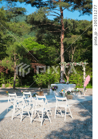 The wedding trend these days is to have an outdoor 100331277