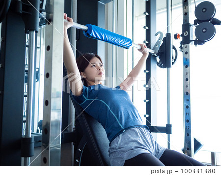 パワーラックでベンチプレスする女性 100331380