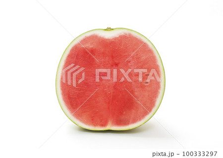 スイカの断面　半分にカットされた西瓜　すいか　夏の果物　夏イメージ　イメージ素材 100333297