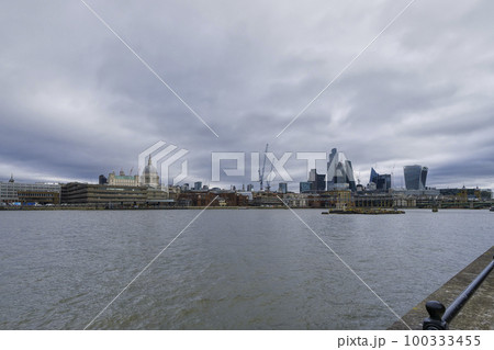 イギリス・ロンドン テムズ川越しに望むシティの高層ビル群とセントポール大聖堂 100333455