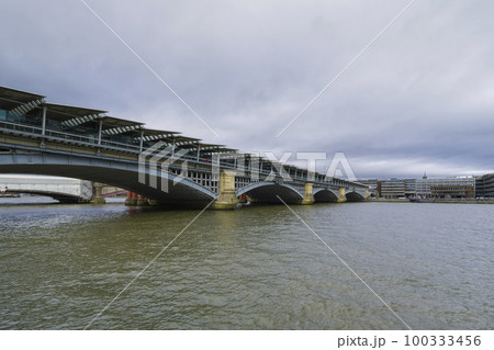 イギリス・ロンドン ブラックフライアーズ橋 / London, United Kingdom 100333456