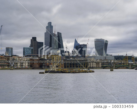 ロンドン・シティの高層ビル群とテムズ川 / London, UK ロンドン・シティの高層ビル群とテムズ川 / London, UK 100333459