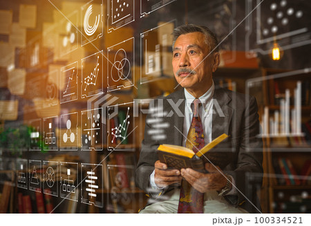 ホログラムとシニアの男性 100334521